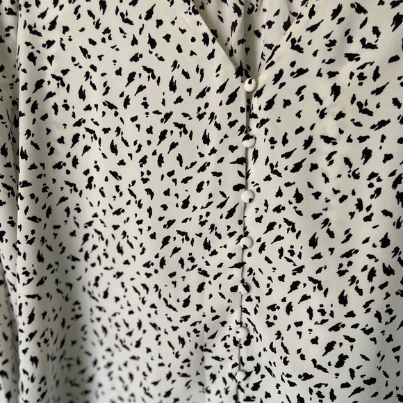 Black & white pattern blouse. - Picture 2 of 4